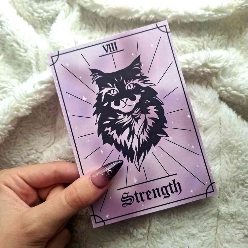 EvyHandmadeDesign - Strength Cat Tarot No.8 Gerahmter Druck - Lila/Schwarz